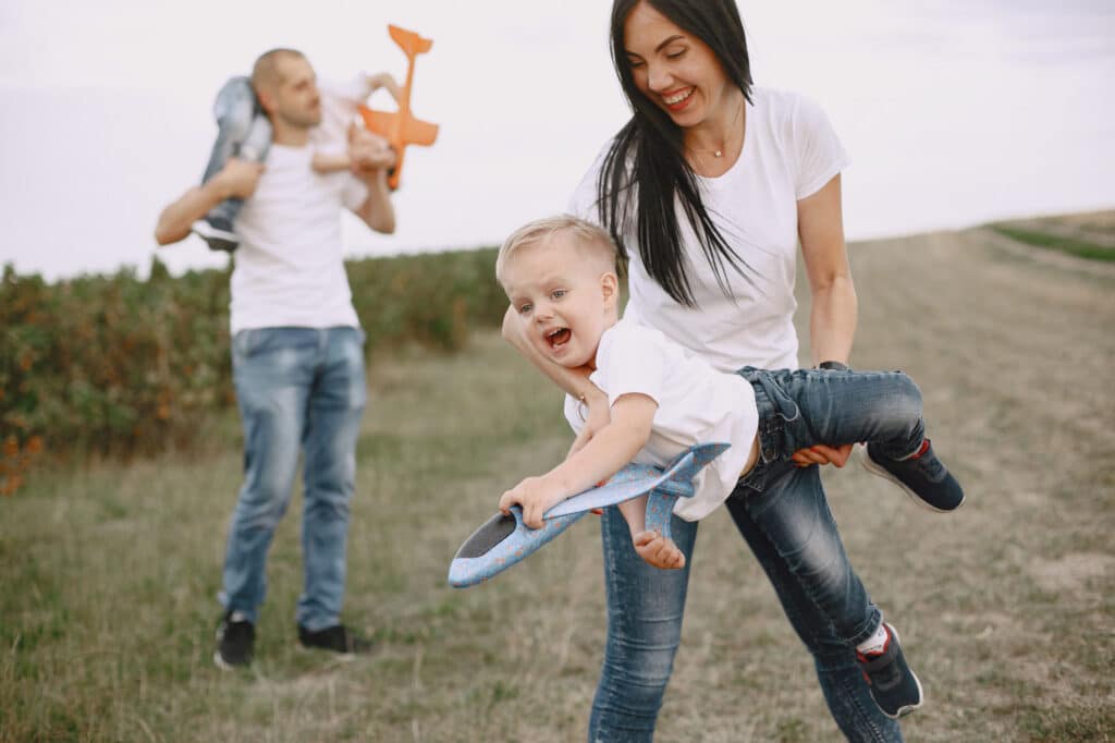 A woman enjoys playing with her children, glasses-free, after having the EVO ICL procedure.