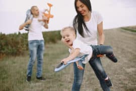 A woman enjoys playing with her children, glasses-free, after having the EVO ICL procedure.